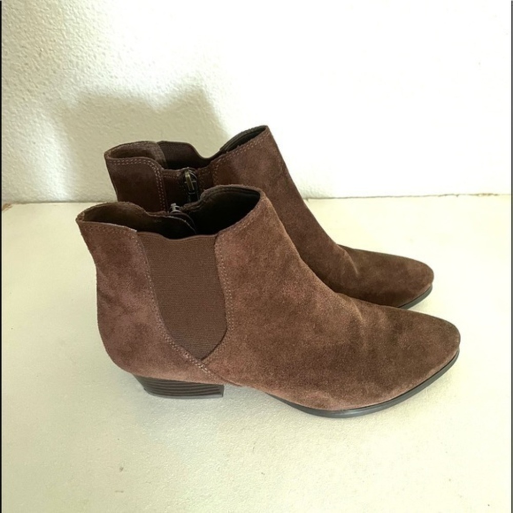 VINCE CAMUTO Corter brown suede leather ankle booties size 7.5